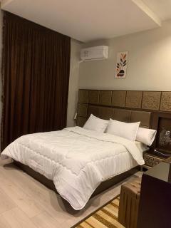 A modern serviced apartment with private garden in Sheikh Z - Sheikh Zayed - 3