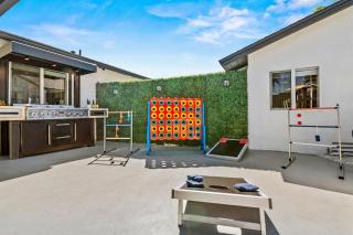 Stunning 4-bedroom, 3-bath home with a 2-bedroom, 1-bath guest house, featuring a pool, spa, game room, and scenic views! - San Diego - 2