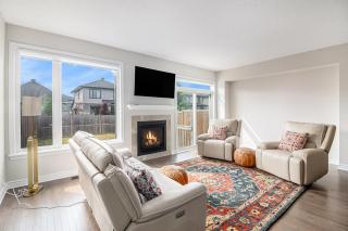 Luxurious Tastefully Furnished 3 bedroom Home in Ottawa - 2