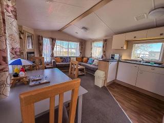 Great 4 Berth Caravan With Wheelchair Access In Suffolk, Ref 68129Bs - Lowestoft - 3