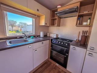 Great 4 Berth Caravan With Wheelchair Access In Suffolk, Ref 68129Bs - Lowestoft - 2