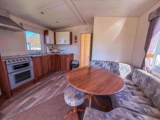 Lovely 4 Berth Caravan With Decking To The Side At Kessingland Beach Ref 90039Bc - Benacre - 5