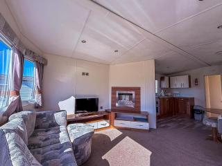 Lovely 4 Berth Caravan With Decking To The Side At Kessingland Beach Ref 90039Bc - 3