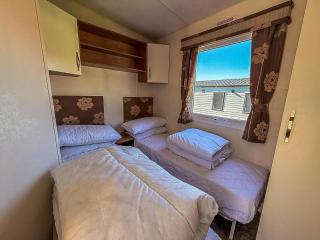 Lovely 4 Berth Caravan With Decking To The Side At Kessingland Beach Ref 90039Bc - 1