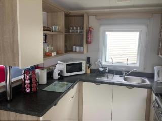 Lovely Caravan With Side Decking At Broadland Sands Park In Corton Ref 20160Bs - Hopton on Sea - 6