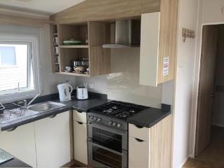 Lovely Caravan With Side Decking At Broadland Sands Park In Corton Ref 20160Bs - Hopton on Sea - 5