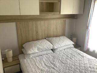 Lovely Caravan With Side Decking At Broadland Sands Park In Corton Ref 20160Bs - Hopton on Sea - 4
