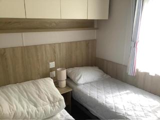 Lovely Caravan With Side Decking At Broadland Sands Park In Corton Ref 20160Bs - Hopton on Sea - 2