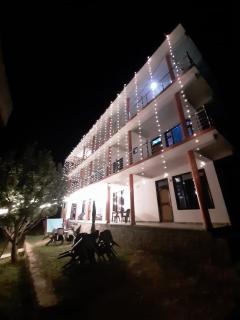 Majestic House and Bonkers on the go Café - 0