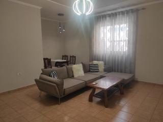 Central 2BR by Kavaja Str, Sleeps 5 ppl - Tirana - 2