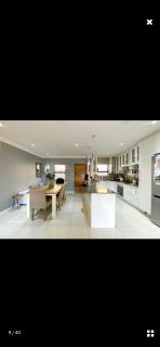 Luxury 3-Bed Retreat with Pool & Jacuzzi 10min from OR Tambo - 1