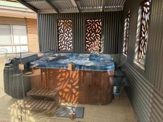 Unique Zone half house with games room & outdoor jacuzzi in Maiden Gully, Bendigo - 2