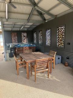 Unique Zone half house with games room & outdoor jacuzzi in Maiden Gully, Bendigo - 7