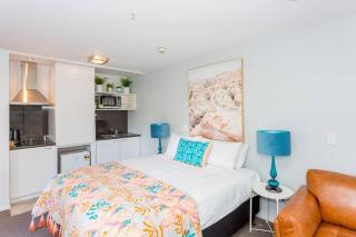 Uniquely Located Apartment with Kitchen - Christchurch - 8