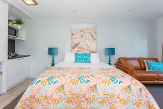 Uniquely Located Apartment with Kitchen - Christchurch - 5