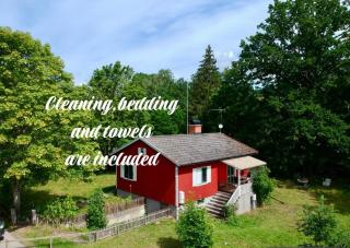 Vacation villa with fenced yard - Blomstermåla - 0