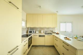 Skyline 1BR Apartment with City and Sea View - 4