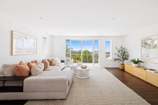 Architect designed Entertainer - Sidney - 1