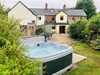 Bridge Cottage Hot tub Enclosed garden Tranquility - - 0