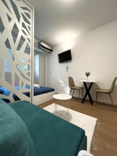 Modern Central Studio - 3 min walk to lake - 1