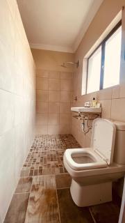 WhiteHouse Guesthouse - 9