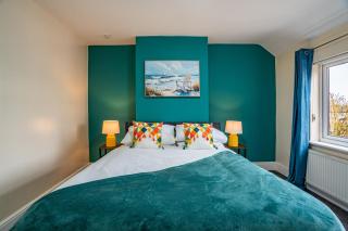Spacious 4 bed 6 sleeps nr local amenities - Wyken - 0