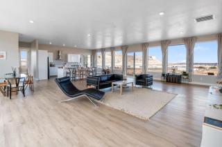 Canyon Dweller Luxury home with Mesa views - Big Water - 0