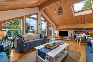 The Bluebell - Luxury Lodge with Hot Tub - Penally - 9