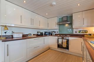 The Bluebell - Luxury Lodge with Hot Tub - Penally - 1