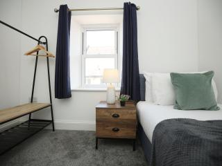 North Rd By N And N Stays Ltd ,Close to the vibrant Gloucester Road, Great Location, Free On street Parking and Free off street parking available between 4pm and 9am Mon to Fri and all weekend - Bristol - 8