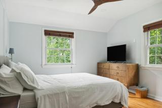 Large yard - Quiet area - 15 min to DC - Falls Church - 3