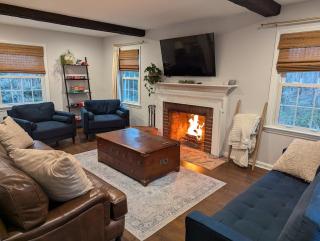 Large yard - Quiet area - 15 min to DC - Falls Church - 5
