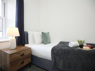 North Rd By N And N Stays Ltd ,Close to the vibrant Gloucester Road, Great Location, Free On street Parking and Free off street parking available between 4pm and 9am Mon to Fri and all weekend - Bristol - 4