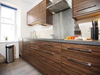 North Rd By N And N Stays Ltd ,Close to the vibrant Gloucester Road, Great Location, Free On street Parking and Free off street parking available between 4pm and 9am Mon to Fri and all weekend - Bristol - 3