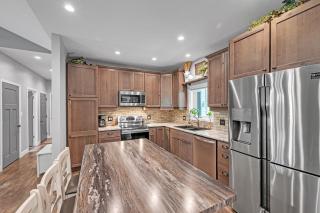 Lakeside Retreat with Hot Tub & Game Room home - Elkhart - 7