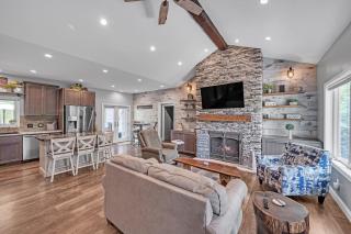 Lakeside Retreat with Hot Tub & Game Room home - Elkhart - 3