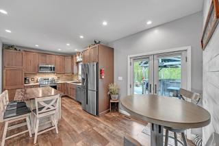 Lakeside Retreat with Hot Tub & Game Room home - Elkhart - 2