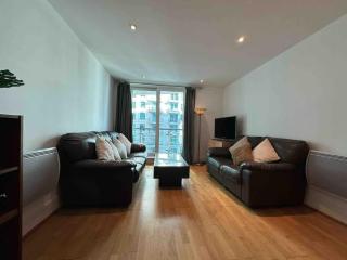 Compact 2 Bed Good Transport Links - 7