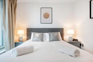 Central 2 bed with Large Terrace - London - 4