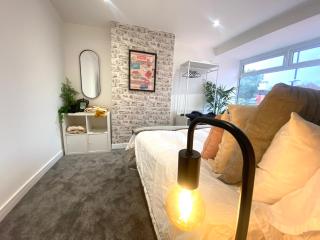 Isleworth House with Garden & private parking - 4