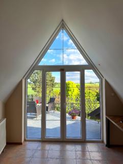 Entire 2nd floor of Villa with 3bedroom with large garden,BBQ,pool,sauna,free parking - Popovičky - 1