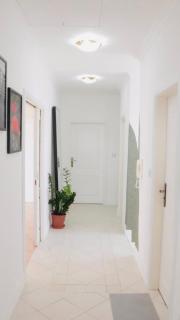 Entire 2nd floor of Villa with 3bedroom with large garden,BBQ,pool,sauna,free parking - Popovičky - 3