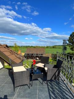 Entire 2nd floor of Villa with 3bedroom with large garden,BBQ,pool,sauna,free parking - Popovičky - 4