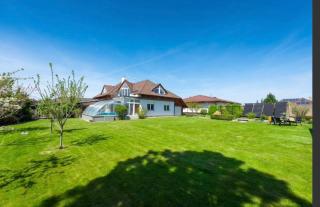 Entire 2nd floor of Villa with 3bedroom with large garden,BBQ,pool,sauna,free parking - Popovičky - 0