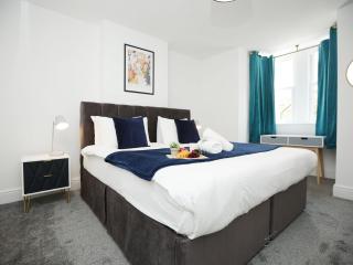 North Rd Apartment by N And N Stays Ltd, Close to vibrant Gloucester Rd with plenty of restaurants and shops near by, free on street parking available and Pvt of street parking 4pm to 8am Mon to Fri and all weekend - Bristol - 0