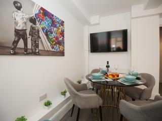 North Rd Apartment by N And N Stays Ltd, Close to vibrant Gloucester Rd with plenty of restaurants and shops near by, free on street parking available and Pvt of street parking 4pm to 8am Mon to Fri and all weekend - Bristol - 6