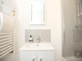 North Rd Apartment by N And N Stays Ltd, Close to vibrant Gloucester Rd with plenty of restaurants and shops near by, free on street parking available and Pvt of street parking 4pm to 8am Mon to Fri and all weekend - Bristol - 5