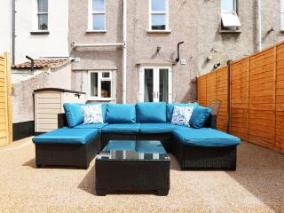 North Rd Apartment by N And N Stays Ltd, Close to vibrant Gloucester Rd with plenty of restaurants and shops near by, free on street parking available and Pvt of street parking 4pm to 8am Mon to Fri and all weekend - Bristol - 4