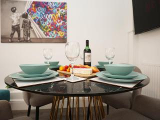 North Rd Apartment by N And N Stays Ltd, Close to vibrant Gloucester Rd with plenty of restaurants and shops near by, free on street parking available and Pvt of street parking 4pm to 8am Mon to Fri and all weekend - Bristol - 3
