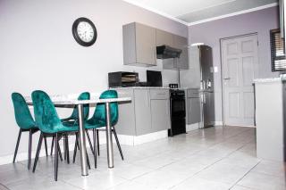 Beautiful Apartment in Fourways with Pool and Wi-Fi - Sandton - 7